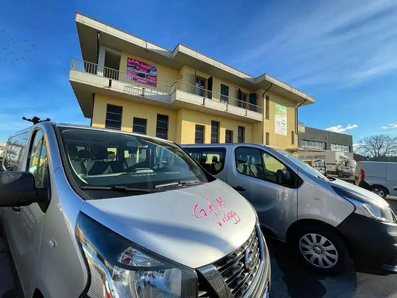 noleggio-di-minibus-a-9-posti-senza-conducente interni-pulmino--a-9-posti-in-nooleggio